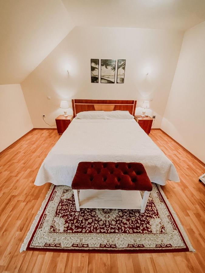 Cosy Bedroom For 2 With Balcony In A Family Villa Turnu Magurele Bagian luar foto