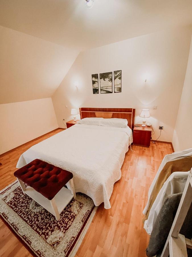 Cosy Bedroom For 2 With Balcony In A Family Villa Turnu Magurele Bagian luar foto